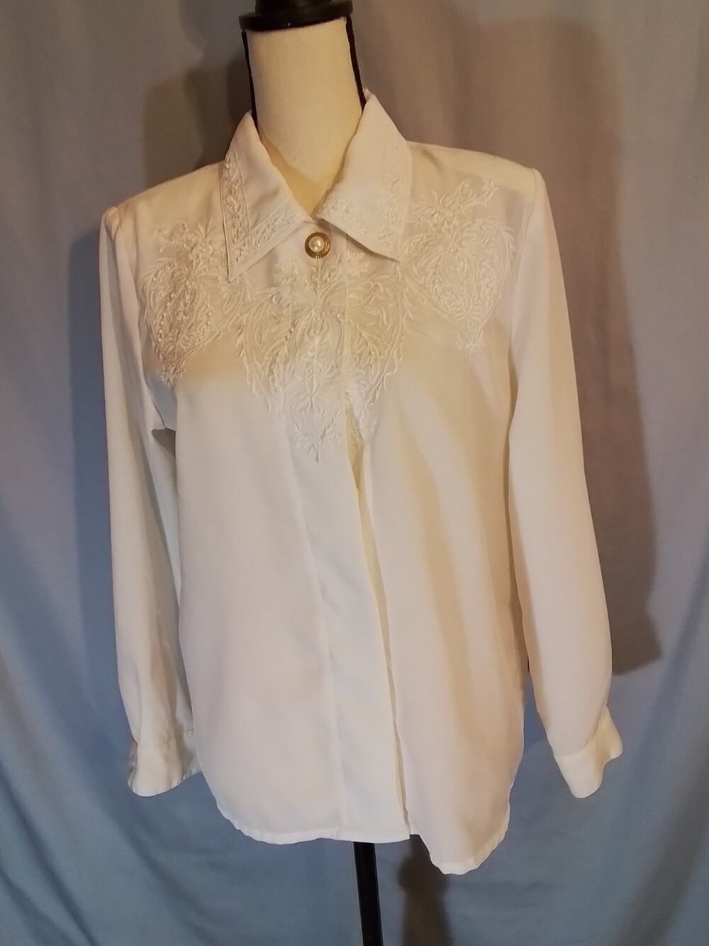 Christie & Jill White Embroidered Button Front Blouse